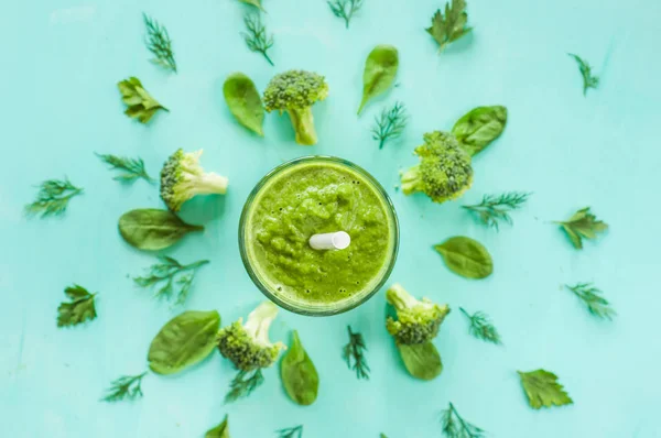 Batidos brócoli, espinacas, dieta vegetal, concepto de desintoxicación —  Fotos de Stock