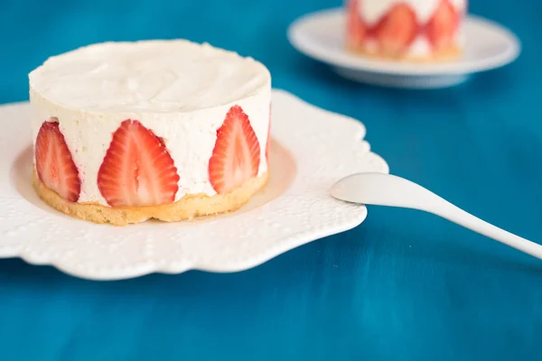 Aardbei cake met zure room crème — Stockfoto