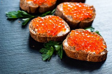 Arduvaz arka plan üzerinde kırmızı havyar.