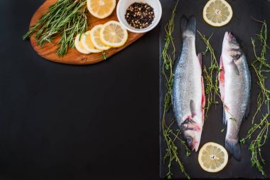 taze levrek, limon ve baharat masada