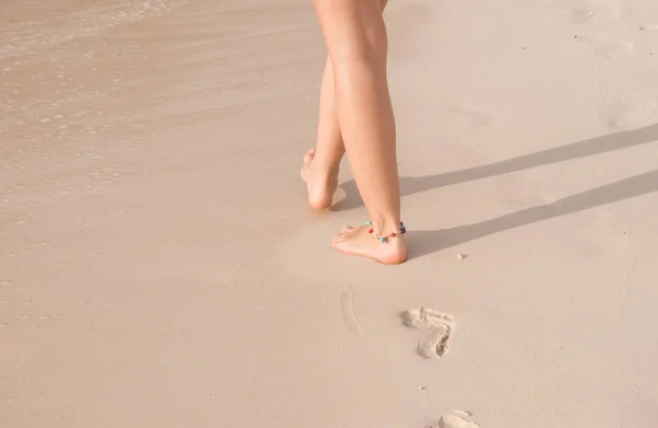 足、足、海岸に沿って歩く — ストック写真