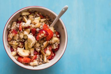 Taze peynir, ekşi krema, çilek, banan ve armut afor sağlıklı beslenme