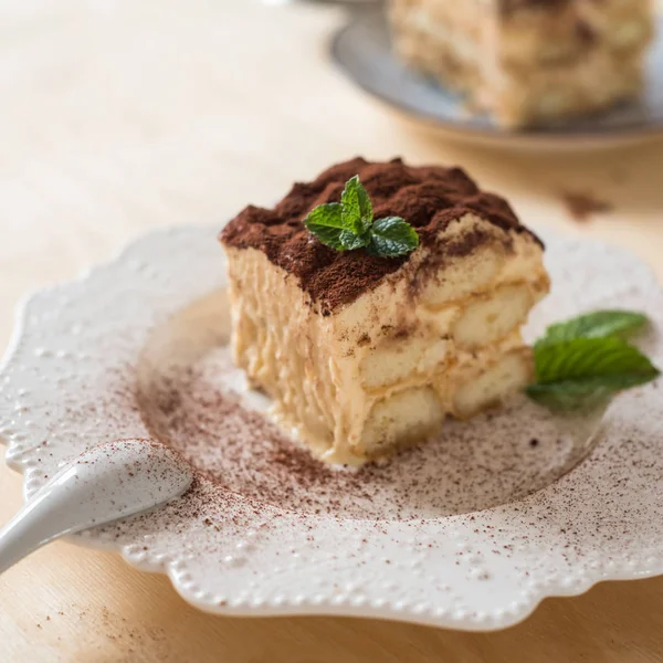 Hausgemachter Tiramisu-Kuchen auf Holz Hintergrund — Stockfoto