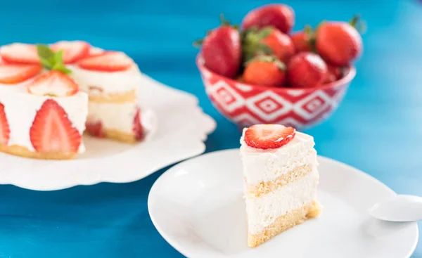 파란색 배경 평면도에 사 우 어 크림 딸기 케이크 — 스톡 사진