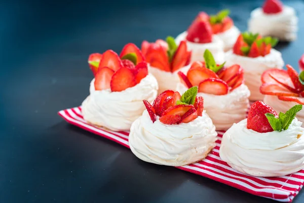 Un pequeño merengue Pavlova postre con algunas rebanadas de fresa — Foto de Stock