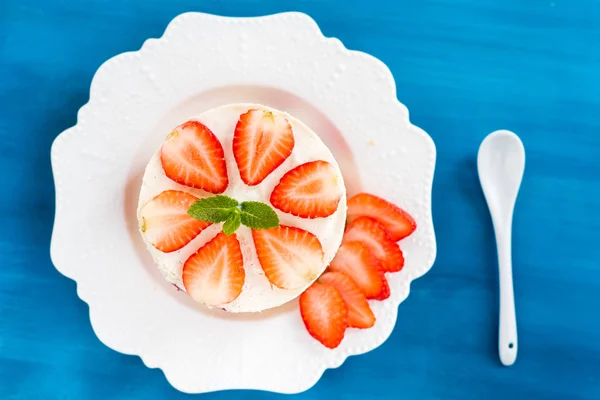 Cheesecake with strawberry on the wooden background top view — Stock Photo, Image
