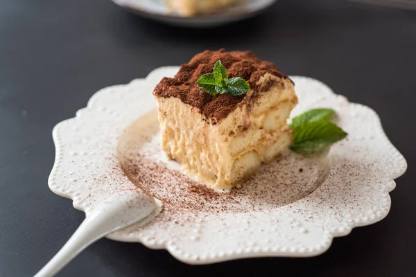 Domowe tiramisu deser, włoski tiramisu deser na Porcelanowy talerz — Zdjęcie stockowe