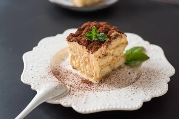 Postre de tiramisú casero, postre de tiramisú italiano en un plato de porcelana — Foto de Stock