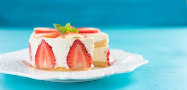 Cheesecake ahşap arka plan üzerinde çilek ile