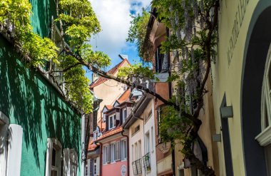 Bir Freiburg Im Breisgau, Almanya - 17 Mayıs 2017: eski şehir sokak Freiburg, Almanya Baden Wurttemberg Devlet Güney-Batı kısmında bir şehir.