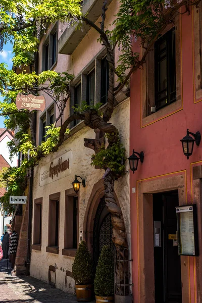 FREIBURG IM BREISGAU, ALEMANIA - 17 de mayo de 2017: calle de la ciudad vieja de Friburgo, una ciudad en la parte suroeste de Alemania en el estado de Baden-Wurttemberg . —  Fotos de Stock