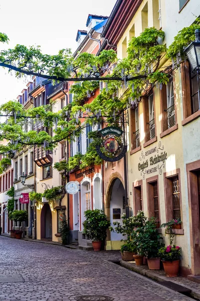 FREIBURG IM BREISGAU, ALEMANIA - 17 de mayo de 2017: calle de la ciudad vieja de Friburgo, una ciudad en la parte suroeste de Alemania en el estado de Baden-Wurttemberg . —  Fotos de Stock