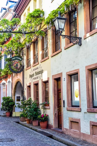 Fryburg Bryzgowijski, Niemcy - 17 maja 2017: starego miasta ulica w Freiburg, miasto w południowo zachodniej części Niemiec, w Badenii-Wirtembergii Państwa. — Zdjęcie stockowe