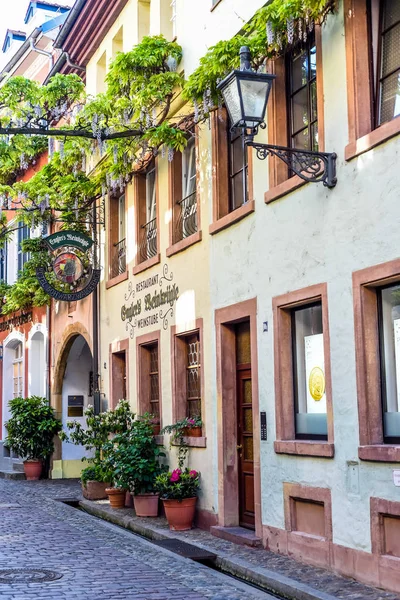 FREIBURG IM BREISGAU, ALLEMAGNE - 17 mai 2017 : rue de la vieille ville de Fribourg, une ville du sud-ouest de l'Allemagne dans l'état de Bade-Wurtemberg . — Photo