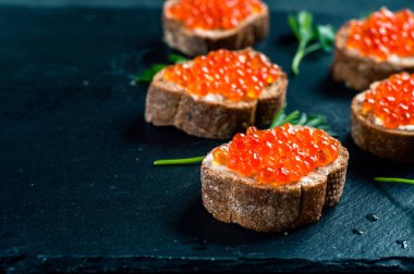 Arduvaz arka plan üzerinde kırmızı havyar.