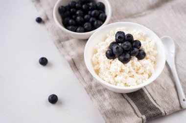 Süzme peynir ile ahşap üzerine yaban mersini