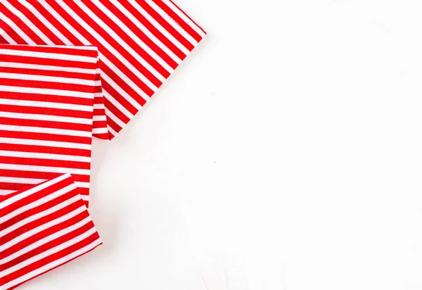Têxtil vermelho, guardanapo, toalha de mesa na mesa de cozinha de madeira. Vista de cima, topo com espaço de cópia. Padrão tradicional e cor . — Fotografia de Stock