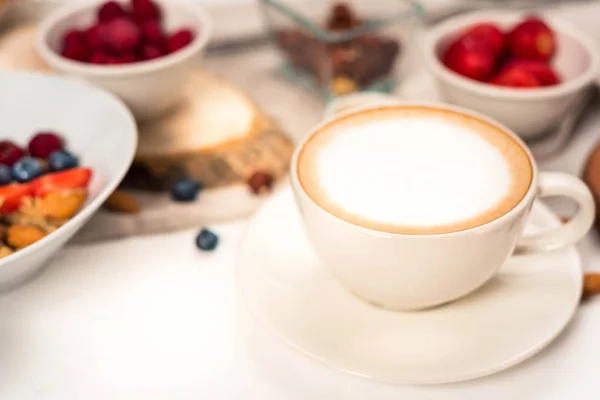 Desayuno con café Buenos días - fondo desayuno saludable con café de avena, bayas, huevo, nueces — Foto de Stock