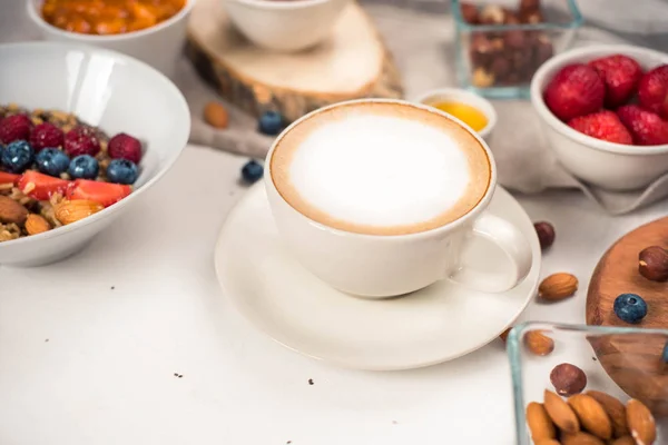 Desayuno saludable con café en la mañana soleada — Foto de Stock