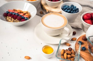 Üstten Görünüm üzerinde mavi bir vintage ahşap masa bal ve çilek ile yulaf lapası yemek eller gösterilen