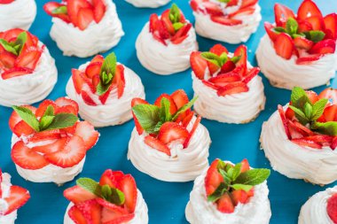 Ev yapımı küçük çilek pavlova beze pasta desenle krem Üstten Görünüm