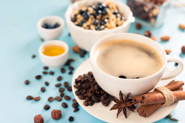 Desayuno con gachas de avena, taza de café y frutas sobre fondo de madera azul. Concepto de desayuno saludable. Vista superior — Foto de Stock