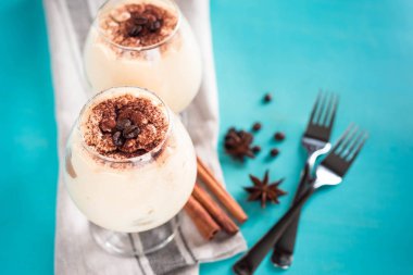 bir bardak mavi bir arka plan üzerinde lüks tatlı Tiramisu