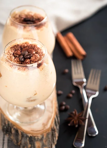 Luxe dessert tiramisu in een cognac glazen, het concept van het zoete leven — Stockfoto