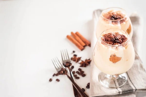 Délicieux dessert italien tiramisu en verres de cognac sur un blanc — Photo