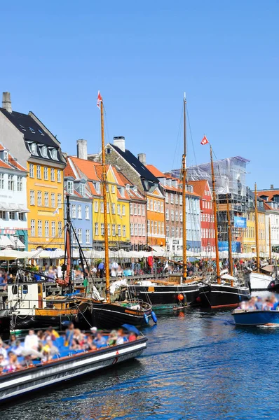Dzielnicy Nyhavn jest jednym z najsłynniejszych i najpiękniejszych landmark w Kopenhadze w słoneczny dzień — Zdjęcie stockowe