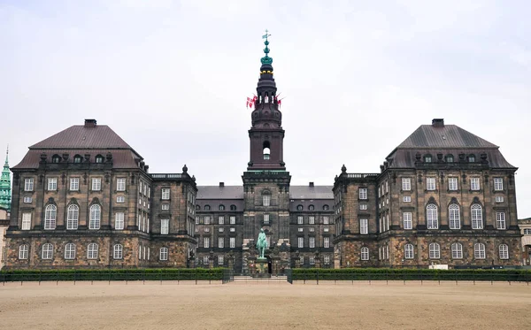 Widok z przodu pałacu Christianborg w Kopenhadze, Dania — Zdjęcie stockowe