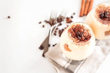 Bir beyaz konyak bardaklarda enfes İtalyan tatlı tiramisu