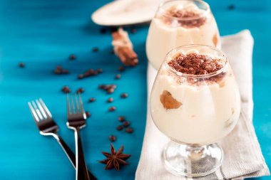 bir bardak mavi bir arka plan üzerinde lüks tatlı Tiramisu