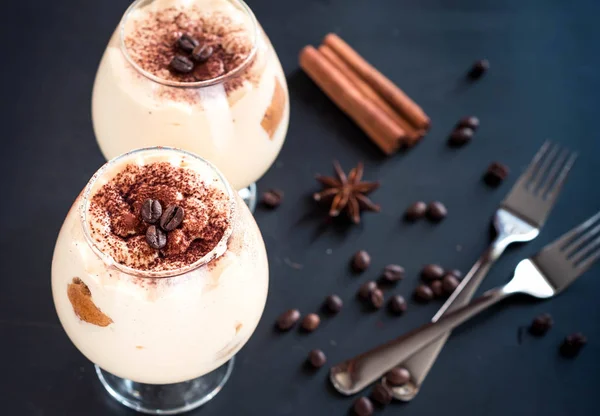 Acognac cam siyah bir zemin üzerine klasik tiramisu