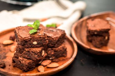 Brownie yığını, closeup çikolatalı pasta plaka rustik ahşap tablo