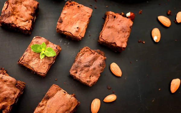 Koyu arka plan, üstten görünüm üzerinde ev yapımı çikolatalı kek