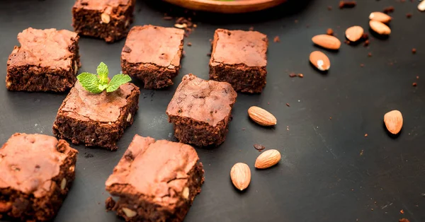 Koyu arka plan, üstten görünüm üzerinde ev yapımı çikolatalı kek