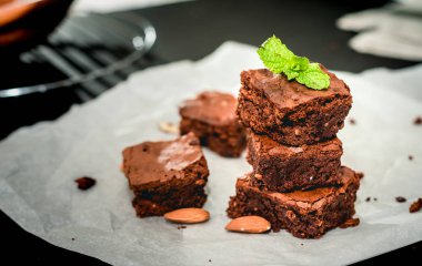 Brownie yığını, closeup çikolatalı pasta plaka rustik ahşap tablo