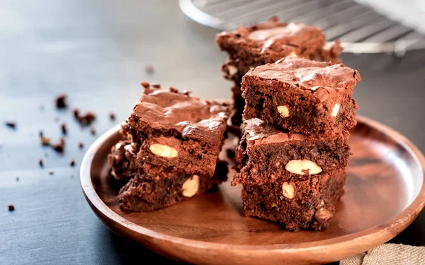 Brownie yığını, closeup çikolatalı kek rustik ahşap masa üzerine