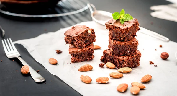 gri zemin üzerine ev yapımı çikolatalı kek kulesi