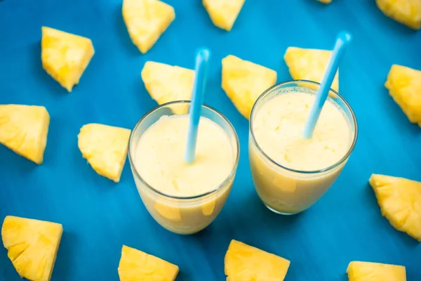 転がってガラスとパイナップルのフルーツのパイナップル ジュース — ストック写真