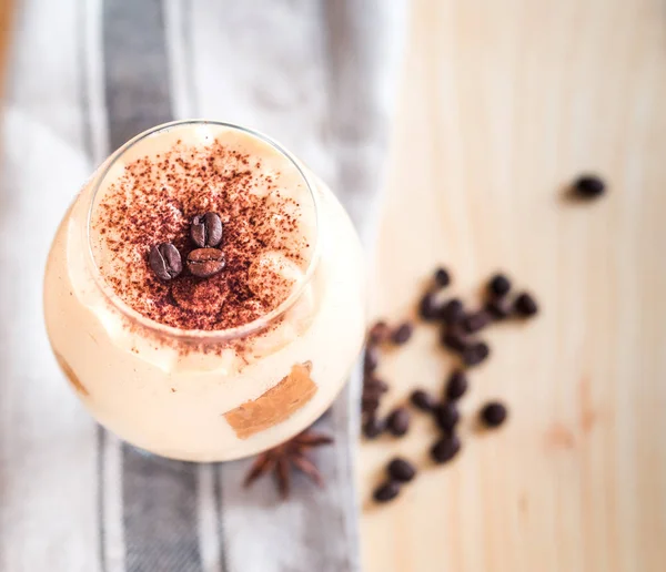 Cam, peçete, ahşap arka plan üzerinde leziz tiramisu tatlı