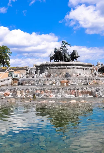 Kopenhag ünlü Gefion çeşme Gefionspringvandet görünümünü.