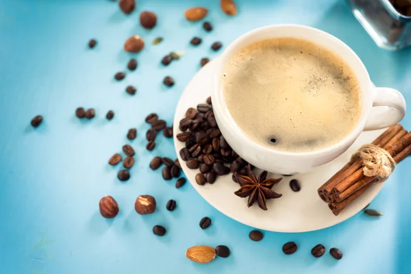 Tasse de café frais sur fond de bois bleu, vue sur le dessus — Photo