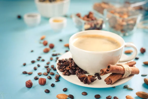 Taza de café fresco sobre fondo de madera azul, vista superior — Foto de Stock