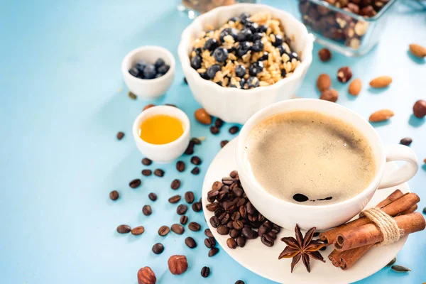 Un desayuno perfecto. Harina de avena con arándanos. Alimentación saludable para toda la familia. fondo de madera . — Foto de Stock