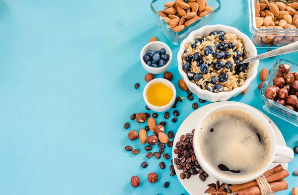 Un desayuno perfecto. Harina de avena con arándanos. Alimentación saludable para toda la familia. fondo de madera . — Foto de Stock