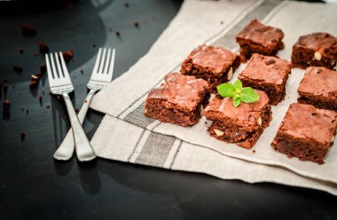 fındık ve badem ile çikolatalı kek