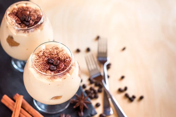 크림 디저트 티라미수 코냑 잔에 커피 콩 평면도와 장식 — 스톡 사진