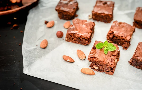 Brownie al cioccolato fatti in casa su sfondo scuro, vista dall'alto — Foto Stock